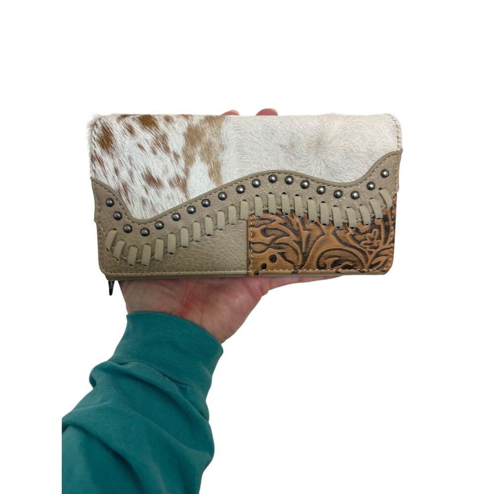 TRINITY RANCH HAIR-ON COWHIDE SADDLE SHAPE WALLET - Picture 5 of 11